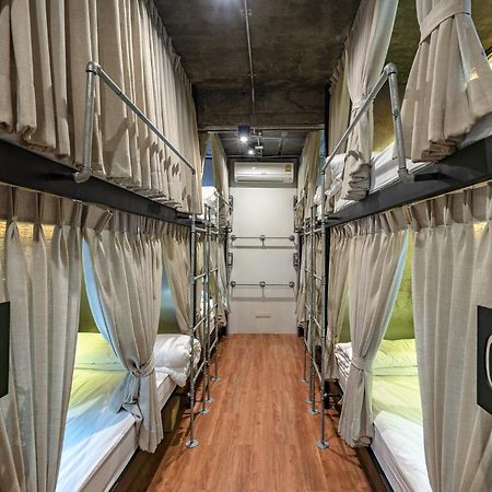 Siam Plug In Hostel Bangkok Exterior foto