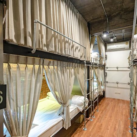 Siam Plug In Hostel Bangkok Exterior foto