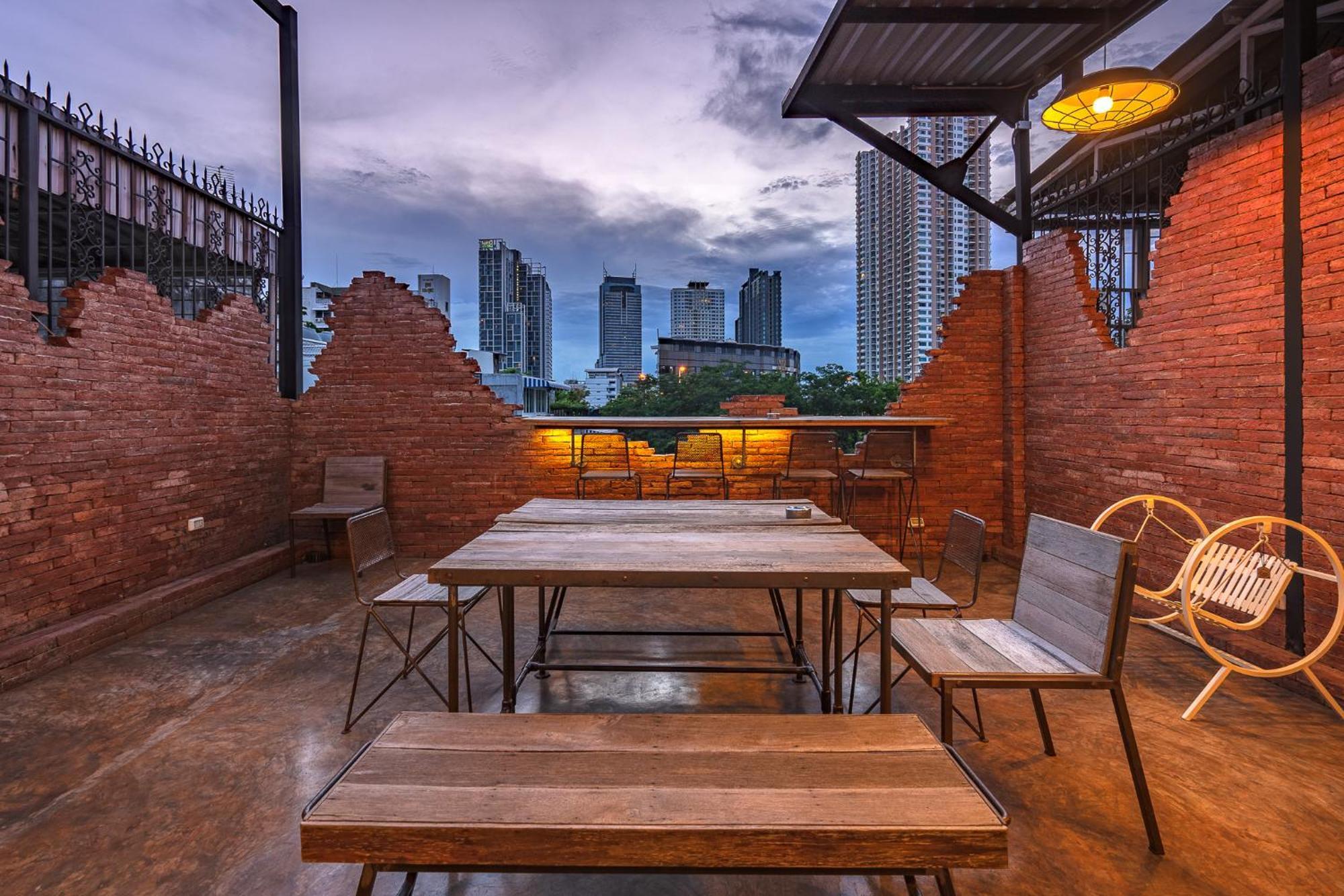 Siam Plug In Hostel Bangkok Exterior foto