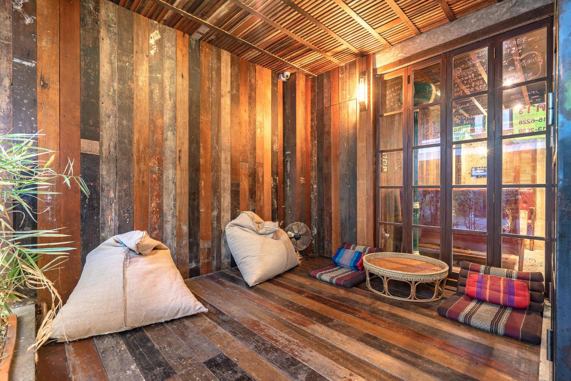 Siam Plug In Hostel Bangkok Exterior foto