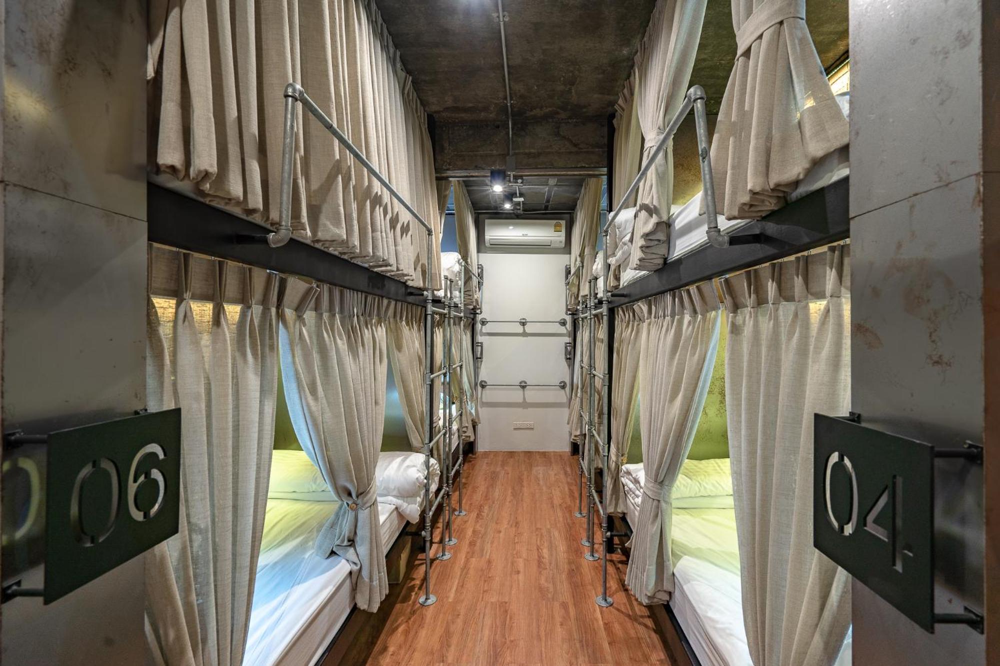 Siam Plug In Hostel Bangkok Exterior foto