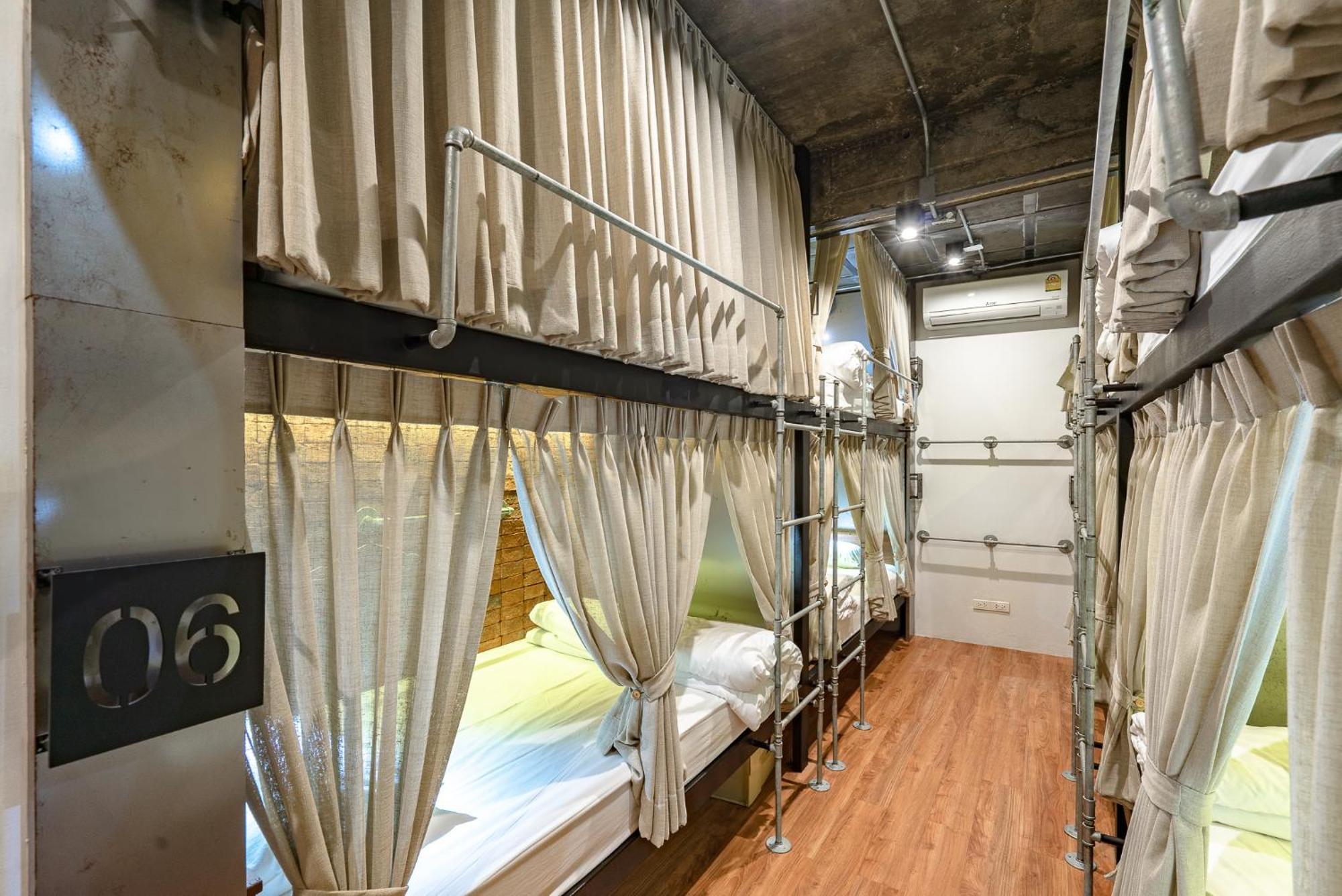 Siam Plug In Hostel Bangkok Exterior foto