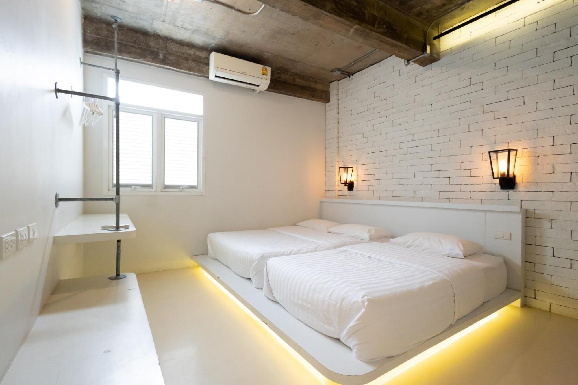 Siam Plug In Hostel Bangkok Exterior foto