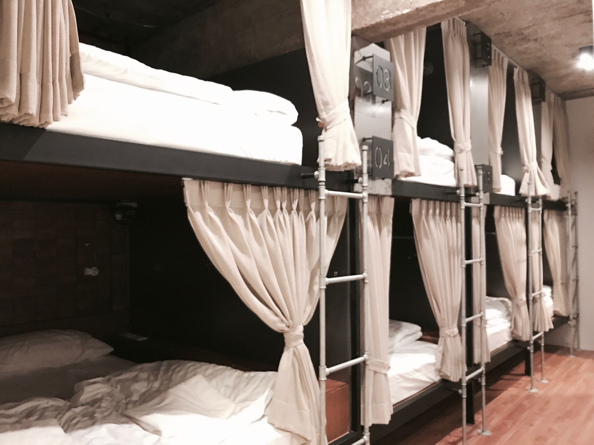 Siam Plug In Hostel Bangkok Exterior foto