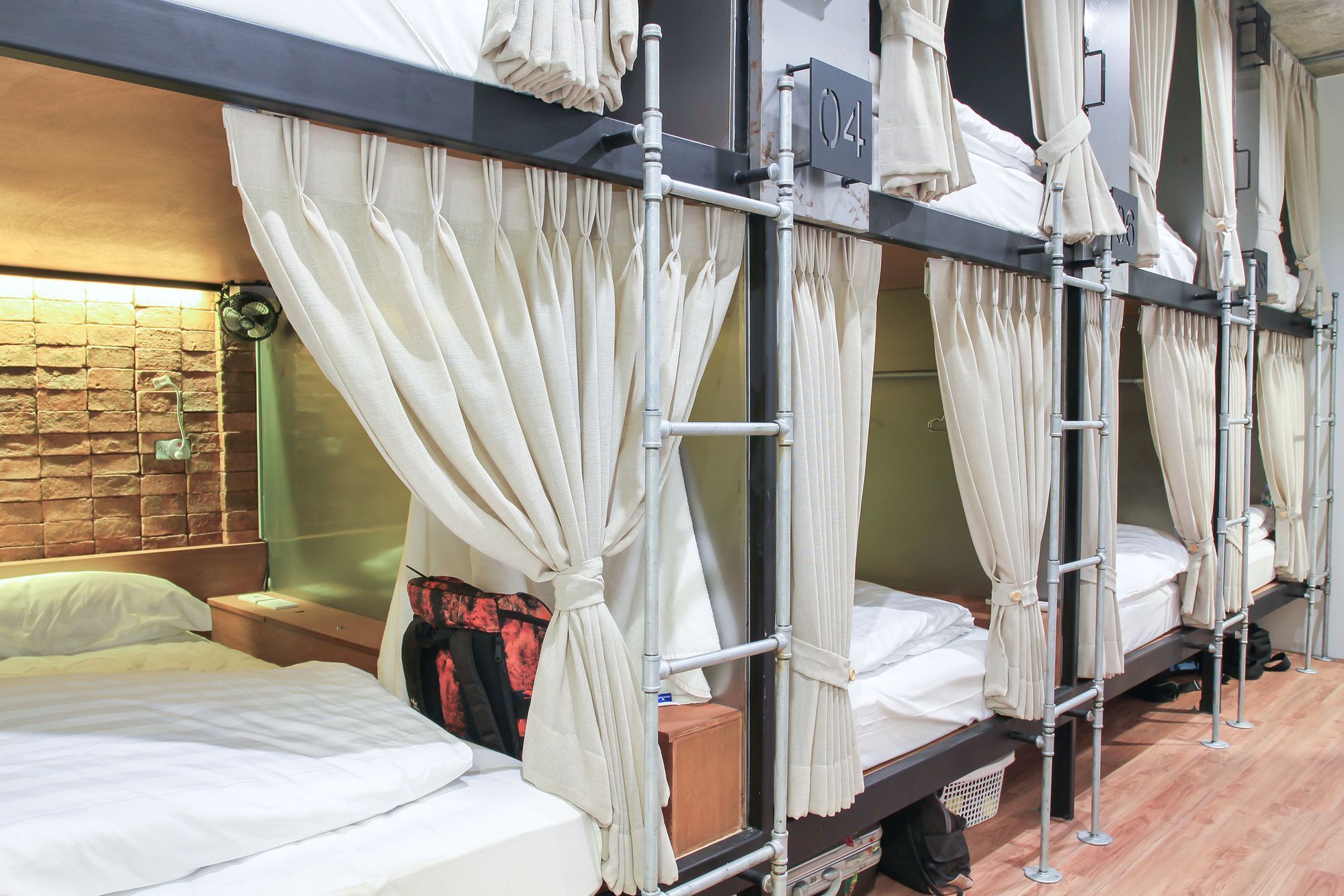 Siam Plug In Hostel Bangkok Exterior foto