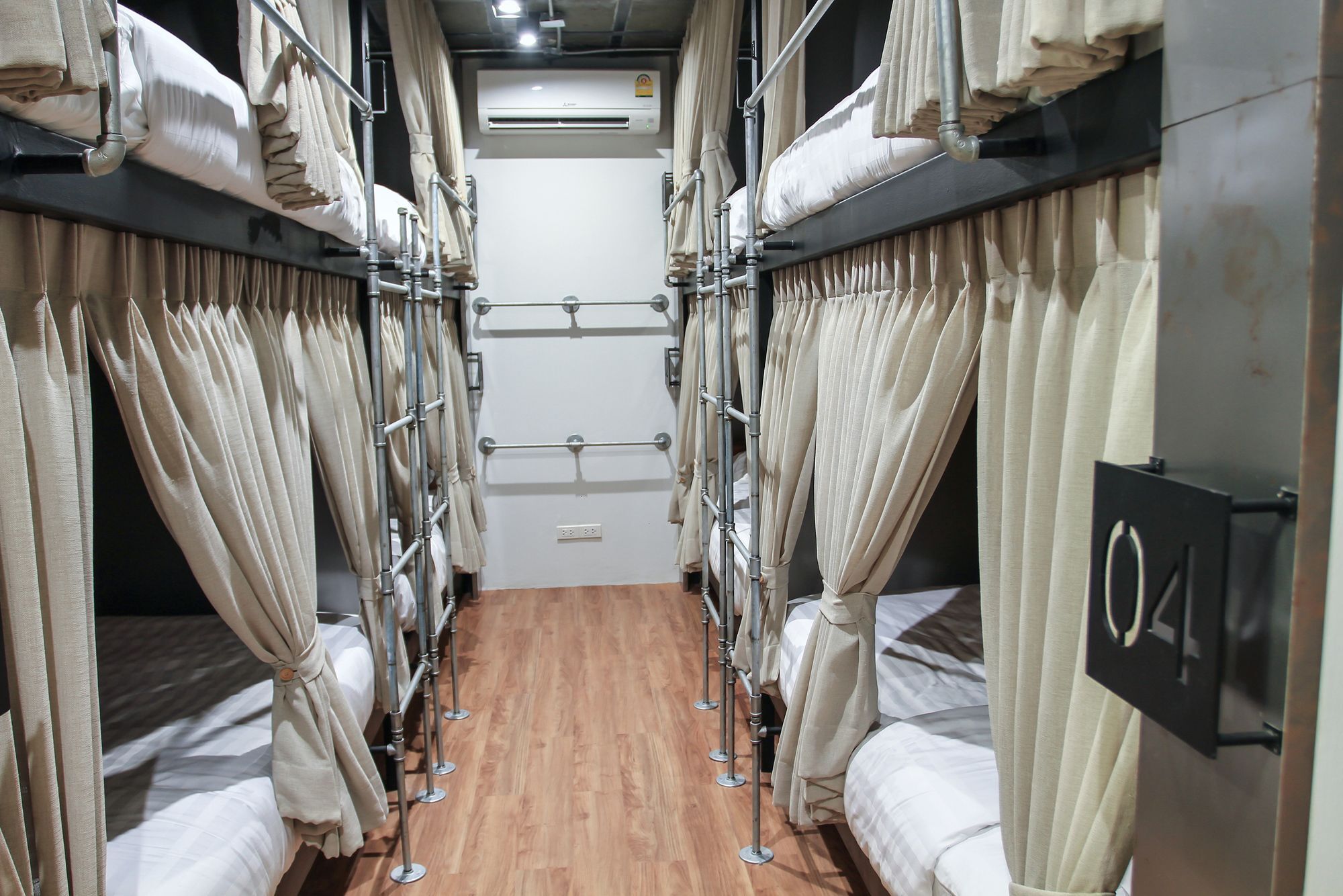 Siam Plug In Hostel Bangkok Exterior foto